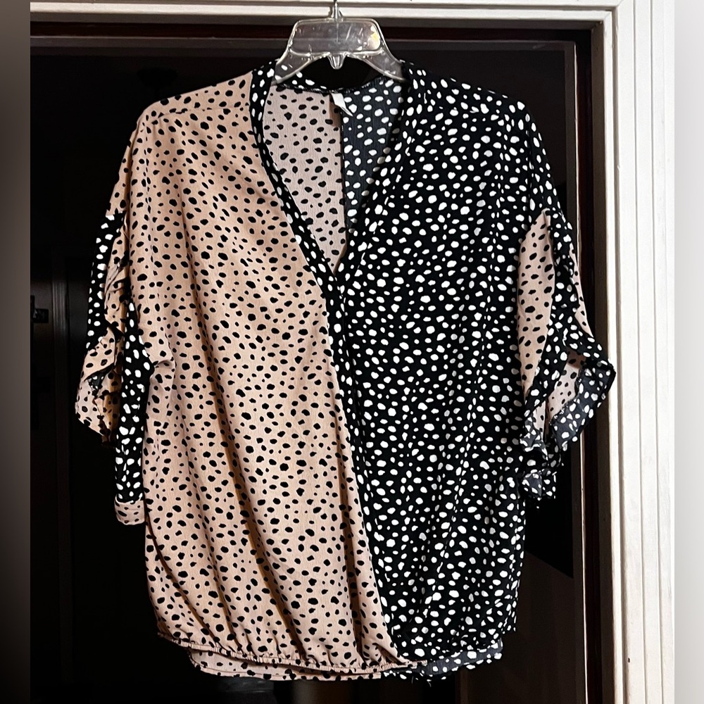 Black/Tan/White, V neck, Ruffle Sleeve, Elastic Bottom Top
Polyester